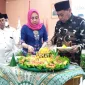 Ketua FORMAT Bekasi Raya: H. Apuk Idris (Potong Tumpeng)