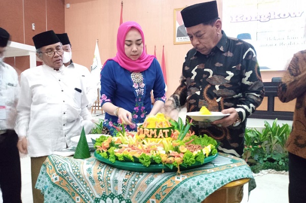 Ketua FORMAT Bekasi Raya: H. Apuk Idris (Potong Tumpeng)