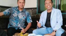 Foto: Sawardiyanto (Kanan) Bersama Warga Anhar (Kiri)