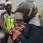 Polwan Cantik Polres Metro Bekasi Bagikan Takjil 