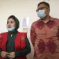 Elizabeth Susanti Bersama Kuasa Hukumnya Rio