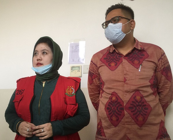 Elizabeth Susanti Bersama Kuasa Hukumnya Rio