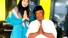 Foto: Kades Karangraharja: H. Suhendra AR Bersama Istri 