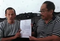 Foto: Ahli Waris Makam: Abu Fitri Mumin, ST (Kiri) Bersama Kuasa Hukum Jonathan W Salisi, SH