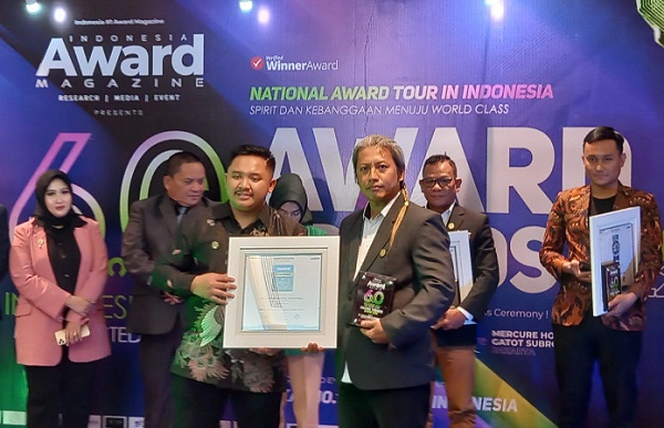 Anwar Uban Raih Penghargaan Award Magazine 