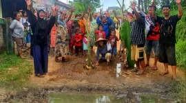 Warga Desa Cipayung Tanam Pohon Pisang