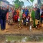 Warga Desa Cipayung Tanam Pohon Pisang