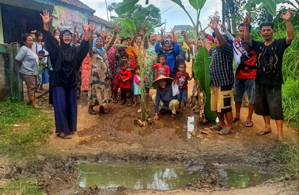 Warga Desa Cipayung Tanam Pohon Pisang