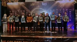 CEO PT. Witan Persisi Indonesia Hery Wijayanto (Tengah) Saat Terima Penghargaan