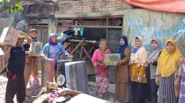 Foto: Kades Kedung Waringin, Hj. Tita Komala, S.Pd.I Serahkan Bantuan Nenek Amdah 