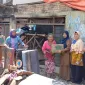 Foto: Kades Kedung Waringin, Hj. Tita Komala, S.Pd.I Serahkan Bantuan Nenek Amdah 