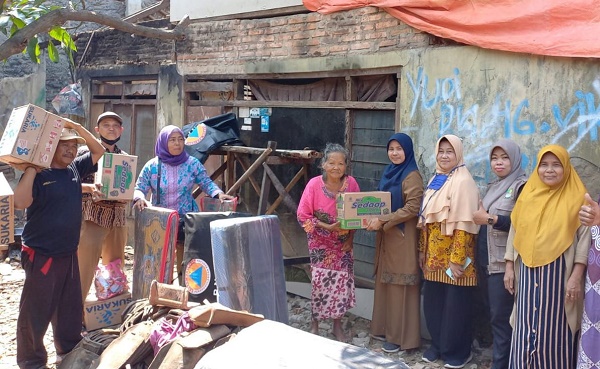 Foto: Kades Kedung Waringin, Hj. Tita Komala, S.Pd.I Serahkan Bantuan Nenek Amdah 