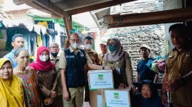 Kades Kedung Waringin Hj. Tita Serahkan Bantuan Nenek Amdah