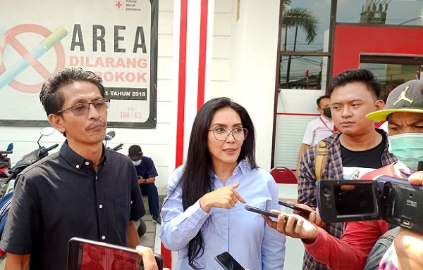 Ketua DPC PDIP Kabupaten Bekasi Soleman (Kiri) Bersama Anggota DPR RI, Rieke Diah Pitaloka (Kanan)