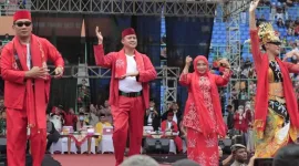 Foto: Gubernur Jabar, Ridwan Kamil, Tri Adhianto Bersama Istri