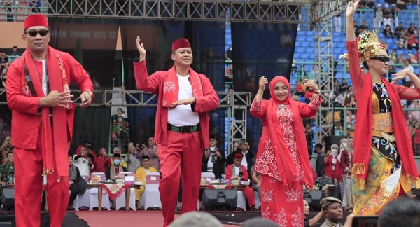 Foto: Gubernur Jabar, Ridwan Kamil, Tri Adhianto Bersama Istri