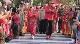 Foto: Plt Walikota Bekasi: Tri Adhianto Bersama Istri