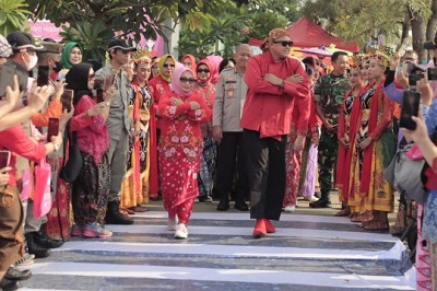 Foto: Plt Walikota Bekasi: Tri Adhianto Bersama Istri