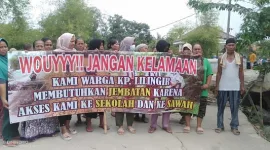 Aksi Minta Perbaikan Jembatan Kaum Ibu di Kabupaten Bekasi 