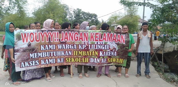 Aksi Minta Perbaikan Jembatan Kaum Ibu di Kabupaten Bekasi 