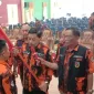 Foto: Ketua MPC PP Kabupaten Bekasi H. Apuk Idris Tengah Menyerahkan Bendera Organisasi Kepada Jack Haris