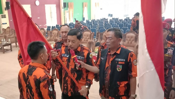 Foto: Ketua MPC PP Kabupaten Bekasi H. Apuk Idris Tengah Menyerahkan Bendera Organisasi Kepada Jack Haris