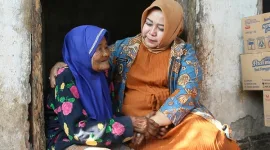 Foto: Wakil Bupati Ponorogo, Hj. Lisdyarita Kunjungi Mbah Ponirah 