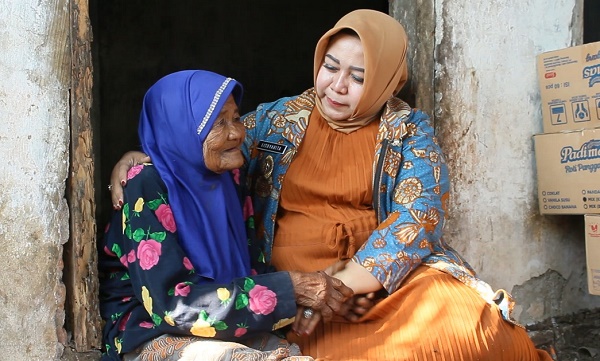 Foto: Wakil Bupati Ponorogo, Hj. Lisdyarita Kunjungi Mbah Ponirah 