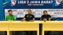 Foto: Coach (Kanan) dan Pewakilan Pemain (Kiri) Klub Karawang United FC