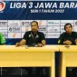 Foto: Coach (Kanan) dan Pewakilan Pemain (Kiri) Klub Karawang United FC