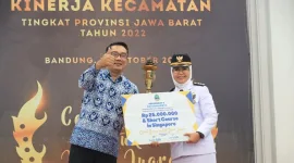 Foto: Gubernur Jabar, Ridwan Kamil Bersama Camat Bekasi Timur, Fitri Widyati