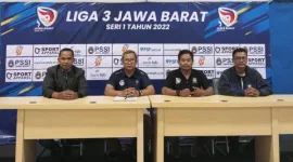 Foto: Ketua Askab PSSI Kabupaten Bekasi, H. Hamun Sutisna (dua dari kiri)