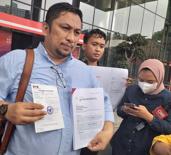 Aktivis Anti Korupsi Saat Melaporkan Pahala ke Dewas KPK, Feri Amsari