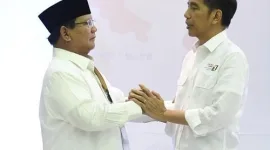 Foto: Prabowo Subianto (kiri) bersama Presiden Joko Widodo (kanan)