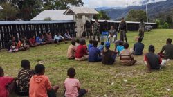 Cara Satgas Yonif Raider 142 KJ Membuat Anak-Anak Papua Tersenyum