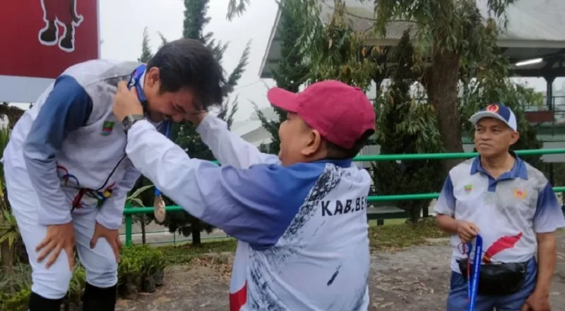 Penyerahan Medali Emas Kepada Atlet Berkuda Kabupaten Bekasi