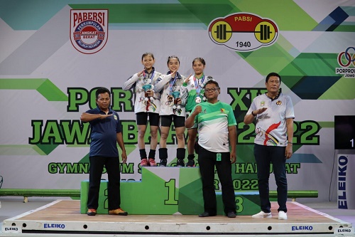 Angkat Besi Putri Kabupaten Bekasi Raih Medali Emas 