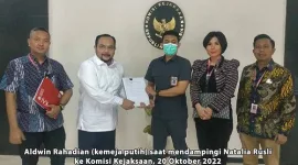 Foto: Aldwin Rahardian (Kemeja Putih) Bersama Natalia Rusli (NR)