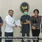 Foto: Aldwin Rahardian (Kemeja Putih) Bersama Natalia Rusli (NR)