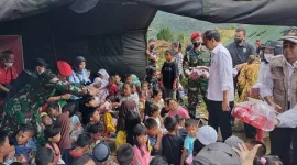 Presiden Jokowi Tinjau Posko Korban Gempa Cianjur 