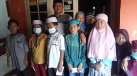 Foto: Osan Nurhasan Bersama Anak Yatim