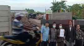 Kuasa Hukum Bersama Warga di Polres Metro Bekasi Kota