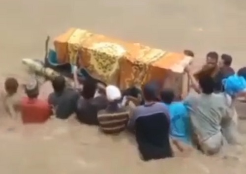 Foto: Sekelompok Warga Gotong Jenazah Seberangi Sungai