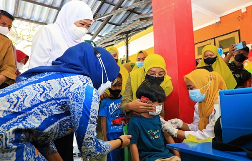 Gubernur Khofifah Imbau Masyarakat Lengkapi Vaksinasi