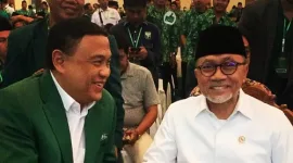 Menteri Perdagangan Zulkifli Hasan (kanan) bersama wartawan senior Aat Surya Safaat (kiri) usai memberikan kata  sambutan pada Silaturahim Akbar Keluarga Besar Mathla'ul Anwar di Jakarta, Mingggu, 29 Januari 2023 (Foto: Istimewa)