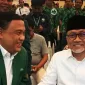 Menteri Perdagangan Zulkifli Hasan (kanan) bersama wartawan senior Aat Surya Safaat (kiri) usai memberikan kata  sambutan pada Silaturahim Akbar Keluarga Besar Mathla'ul Anwar di Jakarta, Mingggu, 29 Januari 2023 (Foto: Istimewa)