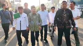 Foto: Jusuf Kalla Saat Berjalan Kaki