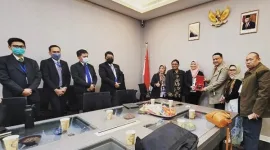 Penyerahan cinderamata Serikat Media Siber Indonesia (SMSI) kepada pimpinan Kantor Dagang dan Ekonomi Indonesia (KDEI) Taipei di Taipei Taiwan baru- baru ini (Foto: Istimewa)