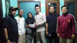 Foto: Aria Dwi Nugraha Saat Berikan Bantuan