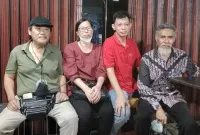 Foto: Korban Eka Saputra Setiono (Kaos Merah) Bersama Istri Didampingi Kuasa Hukum, Dominggus Maurits Luitnan (Kanan) dan Tjitro Tejo (Kiri)